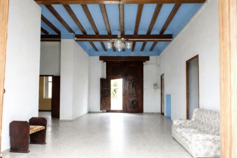 Sala colonial con techo azul y floral