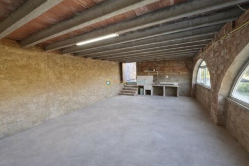 Sala con luz natural y detalles rústicos