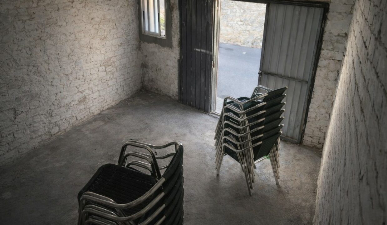 Sala de almacenamiento vacía con sillas