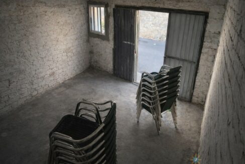 Sala de almacenamiento vacía con sillas