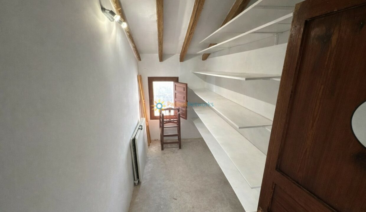 Sala de almacenamiento vacía y luminosa