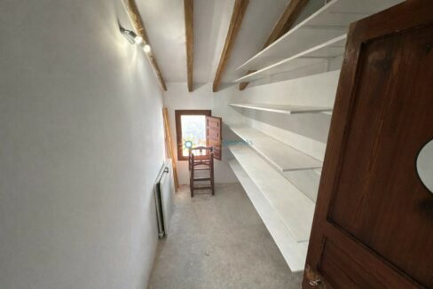 Sala de almacenamiento vacía y luminosa