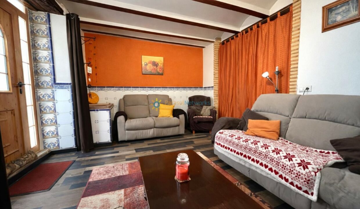 Sala de estar cálida y decorada