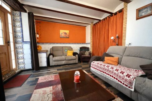 Sala de estar cálida y decorada