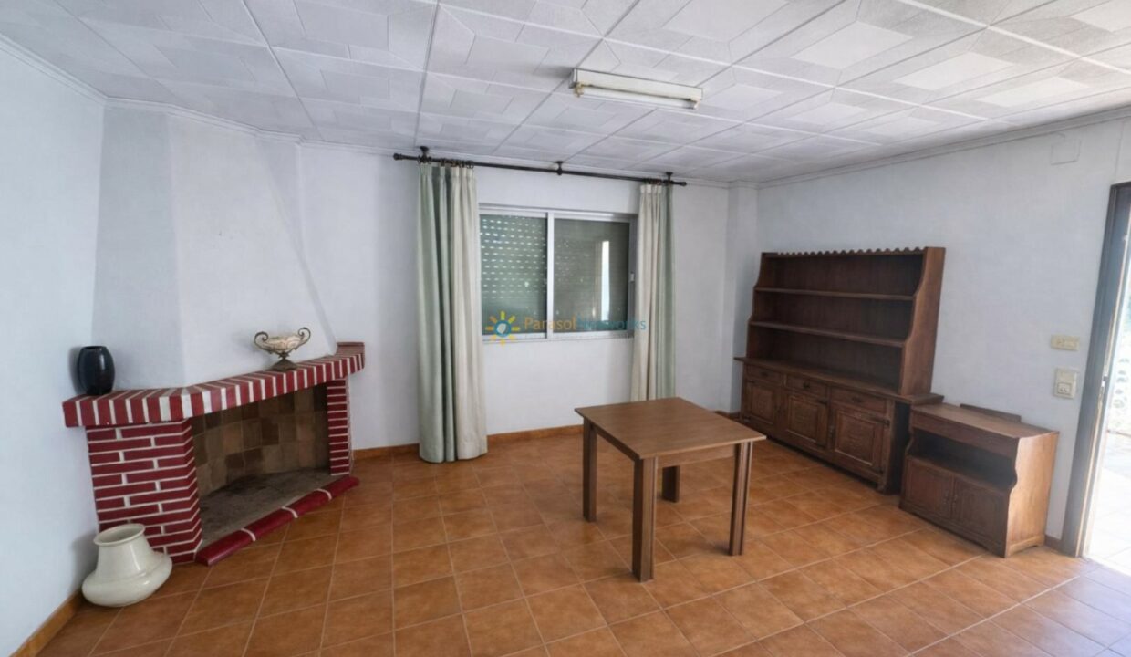 Sala de estar con chimenea y muebles de madera