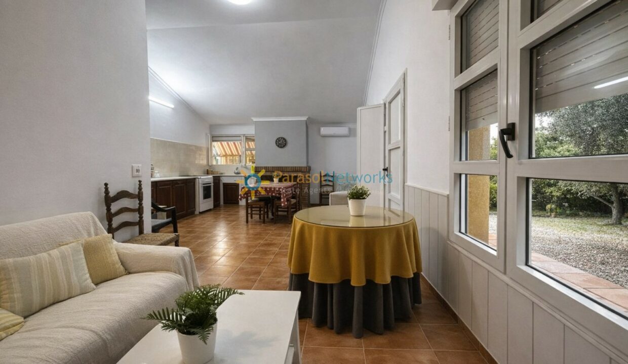 Sala de estar con jardín y cocina abierta