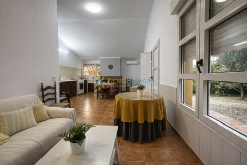 Sala de estar con jardín y cocina abierta