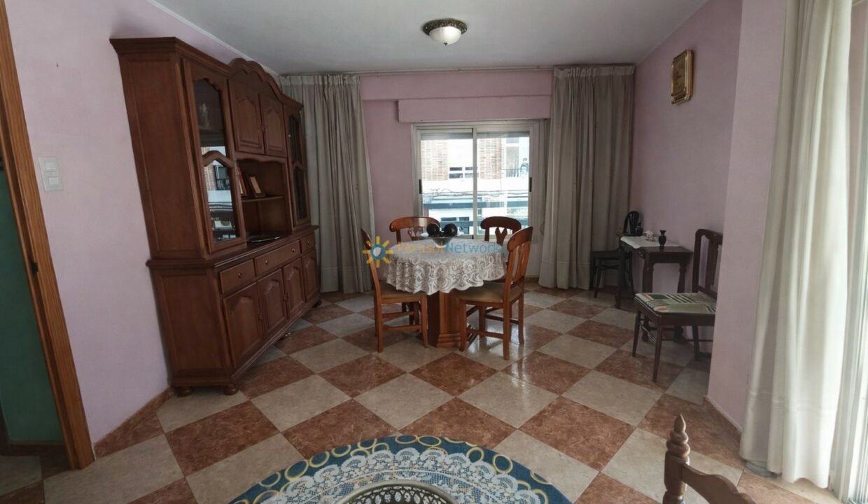 Sala de estar con mesa y detalles elaborados