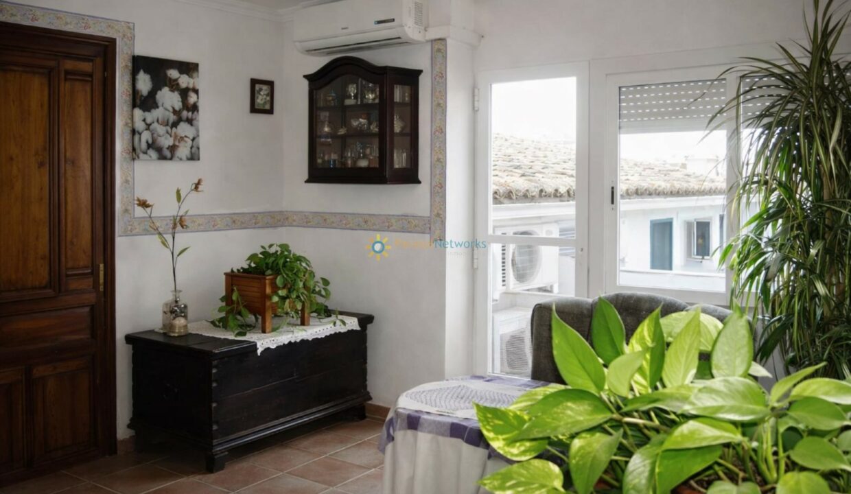 Sala de estar con plantas y arte