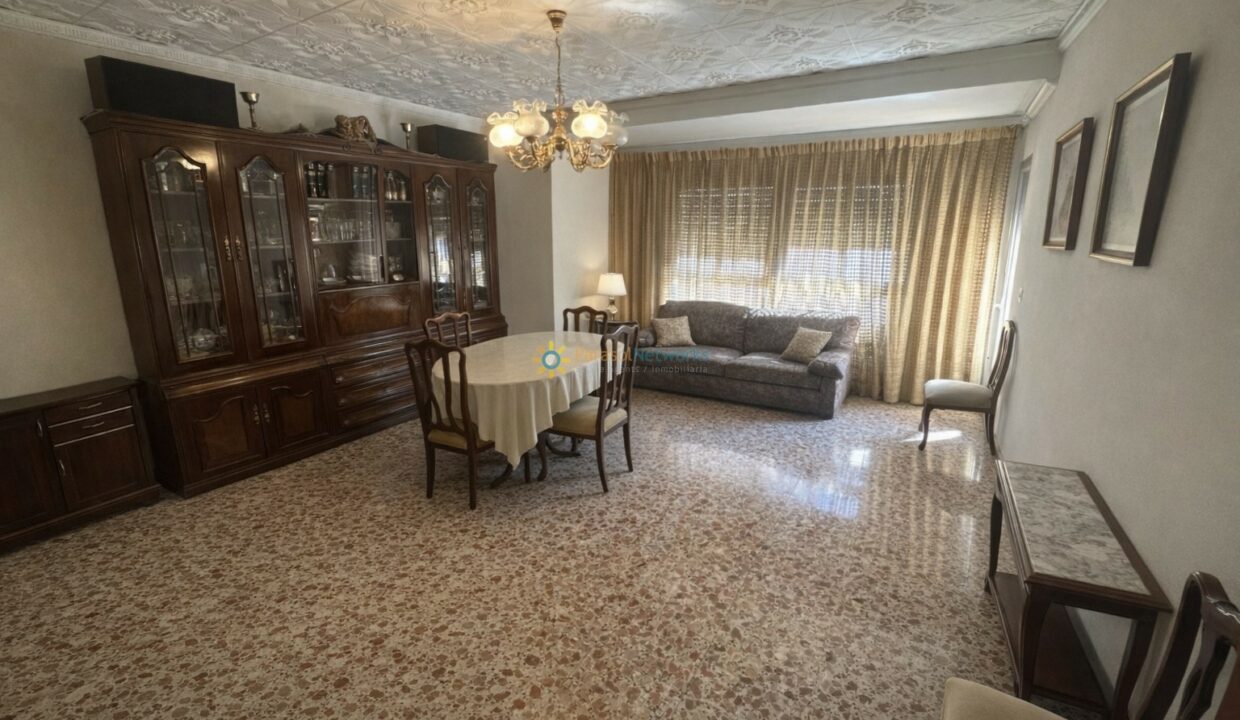 Sala de estar elegante con detalles ornamentales