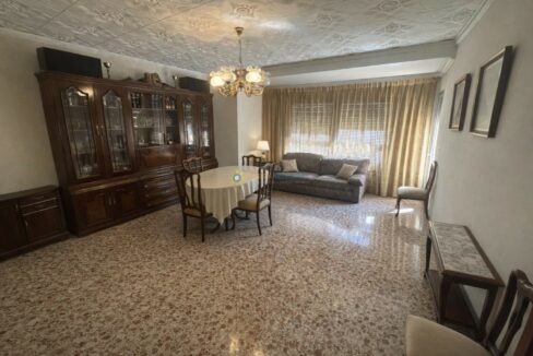 Sala de estar elegante con detalles ornamentales