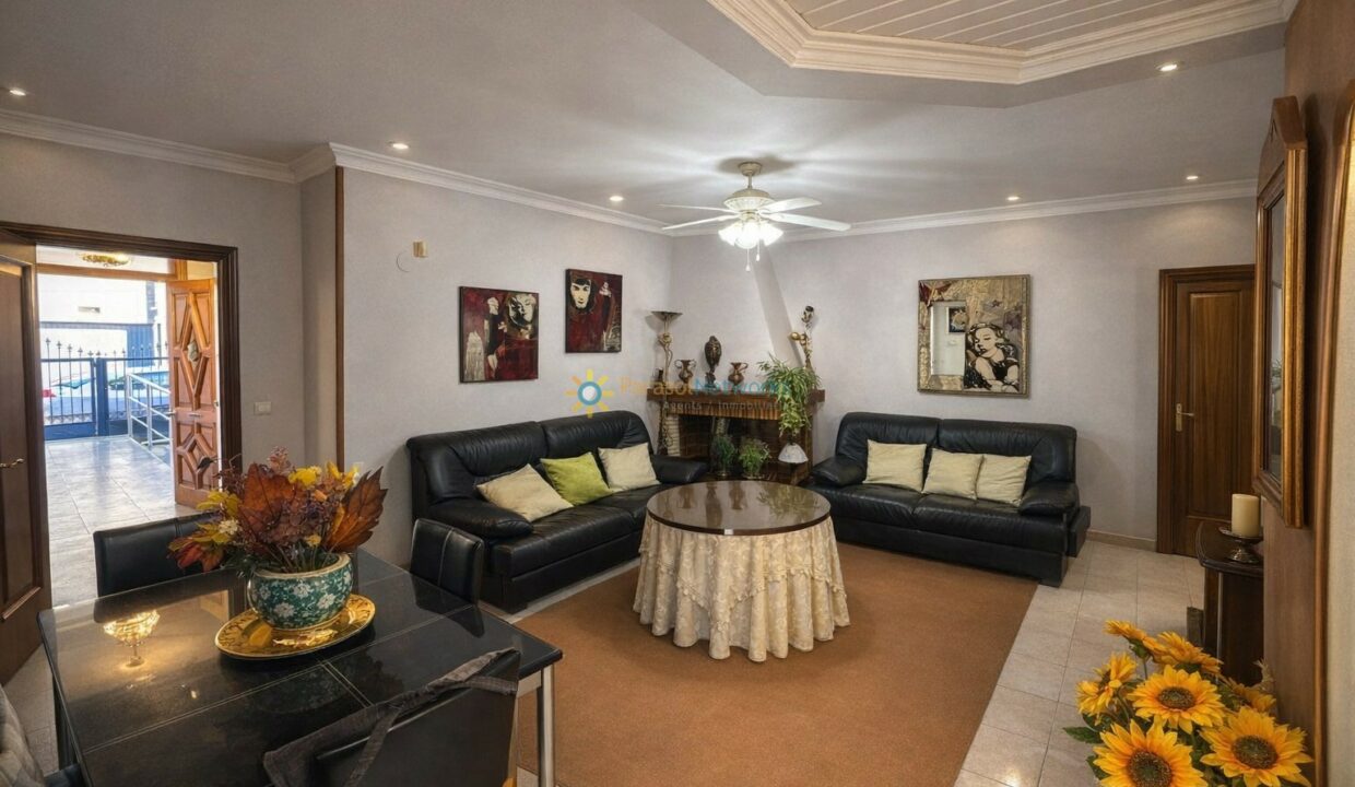 Sala de estar elegante con jardín