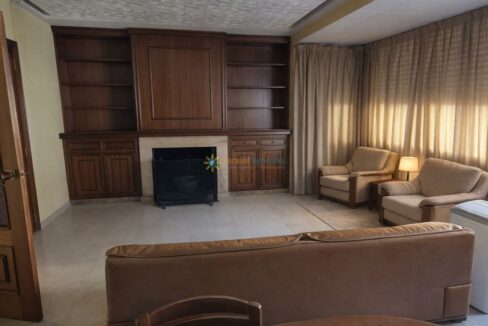 Sala de estar elegante y cálida