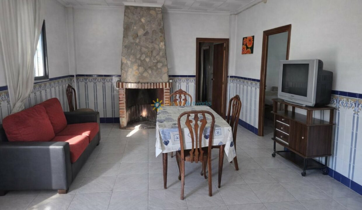 Sala de estar española con chimenea