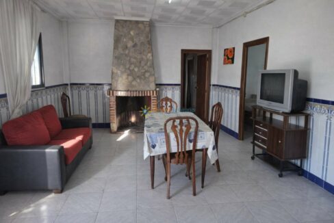 Sala de estar española con chimenea