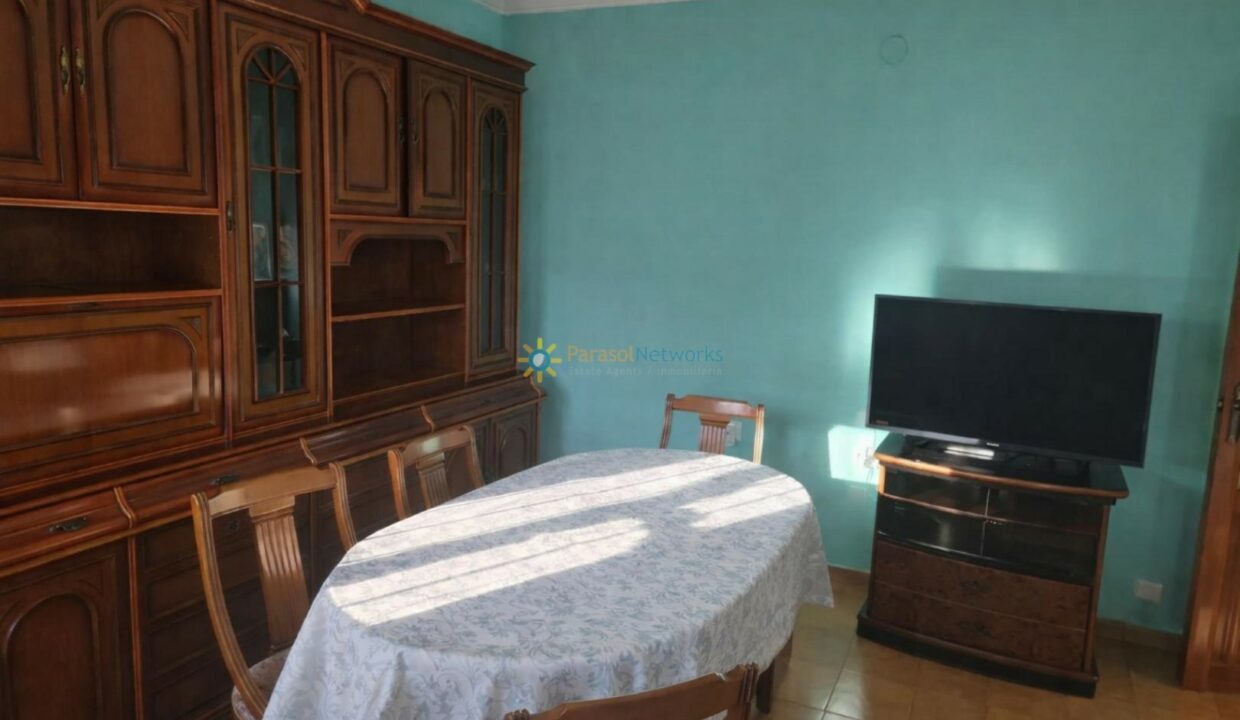 Sala de estar luminosa y acogedora