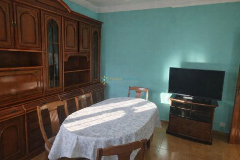 Sala de estar luminosa y acogedora