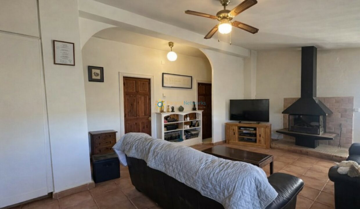 Sala de estar luminosa y acogedora(1)