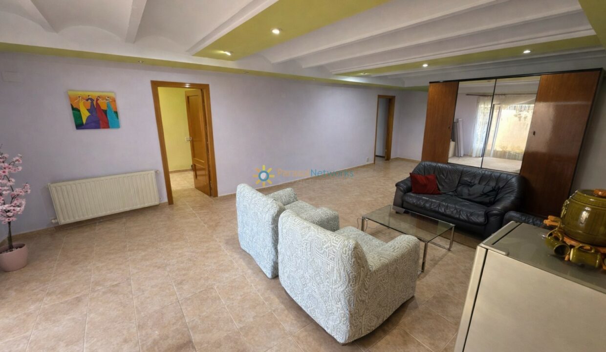 Sala de estar luminosa y moderna