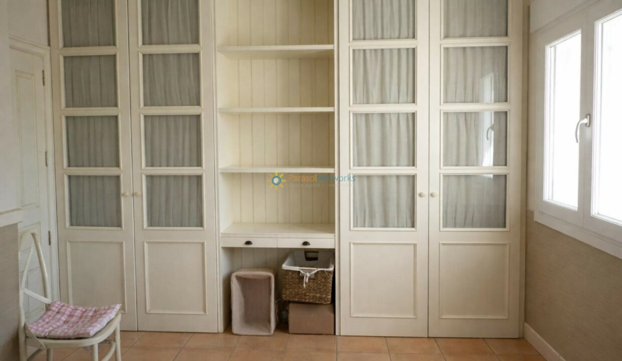 Sala de estar luminosa y ordenada