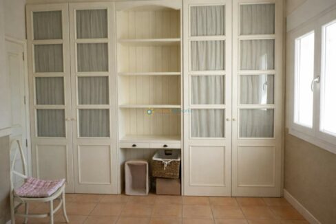 Sala de estar luminosa y ordenada