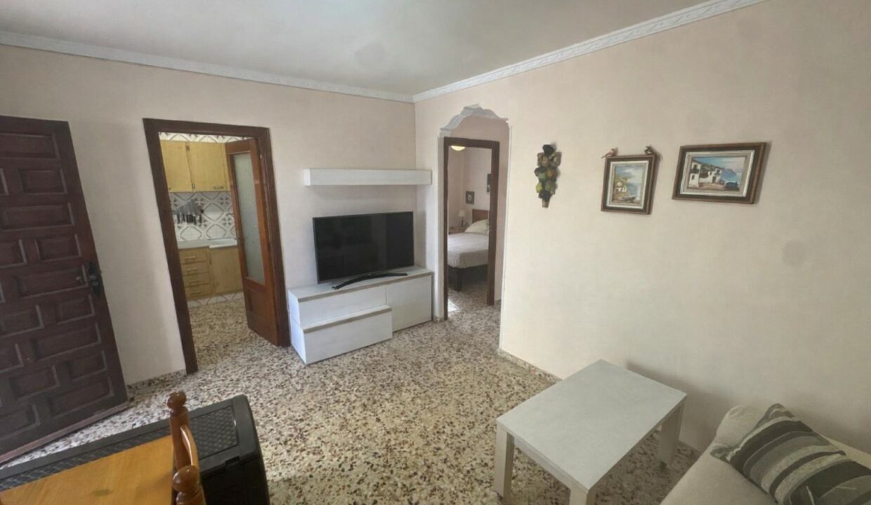 Sala de estar mediterránea luminosa