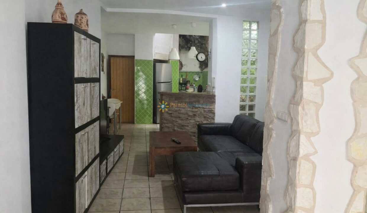 Sala de estar moderna y acogedora