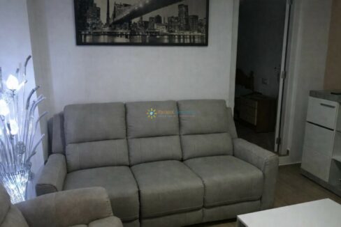 Sala de estar moderna y elegante