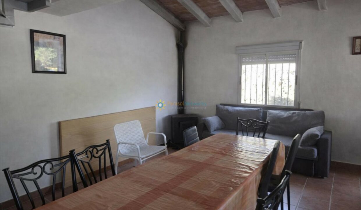 Sala de estar rústica y luminosa