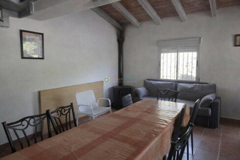 Sala de estar rústica y luminosa