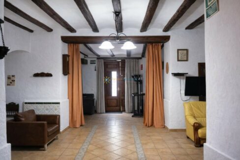 Sala de estar rústica y luminosa