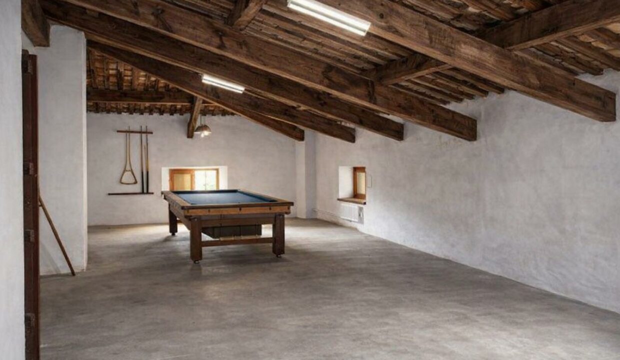 Sala de juegos rústica iluminada