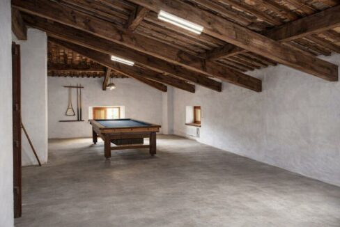 Sala de juegos rústica iluminada