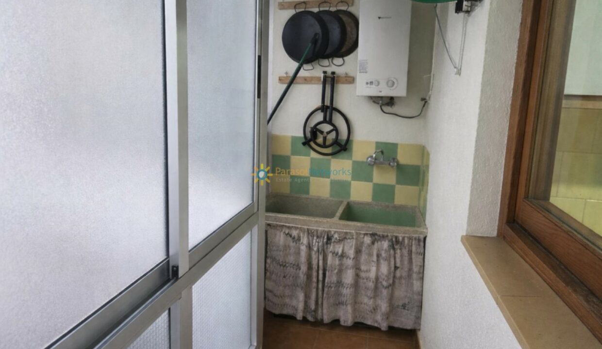 Sala de utilidades ordenada y luminosa