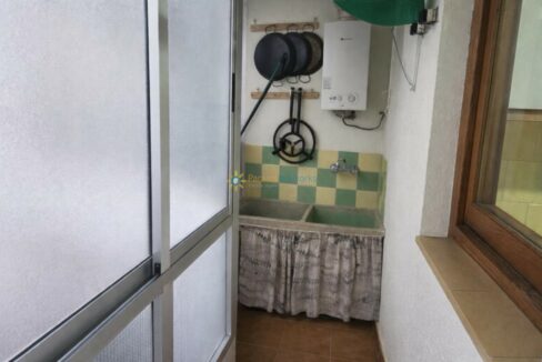 Sala de utilidades ordenada y luminosa