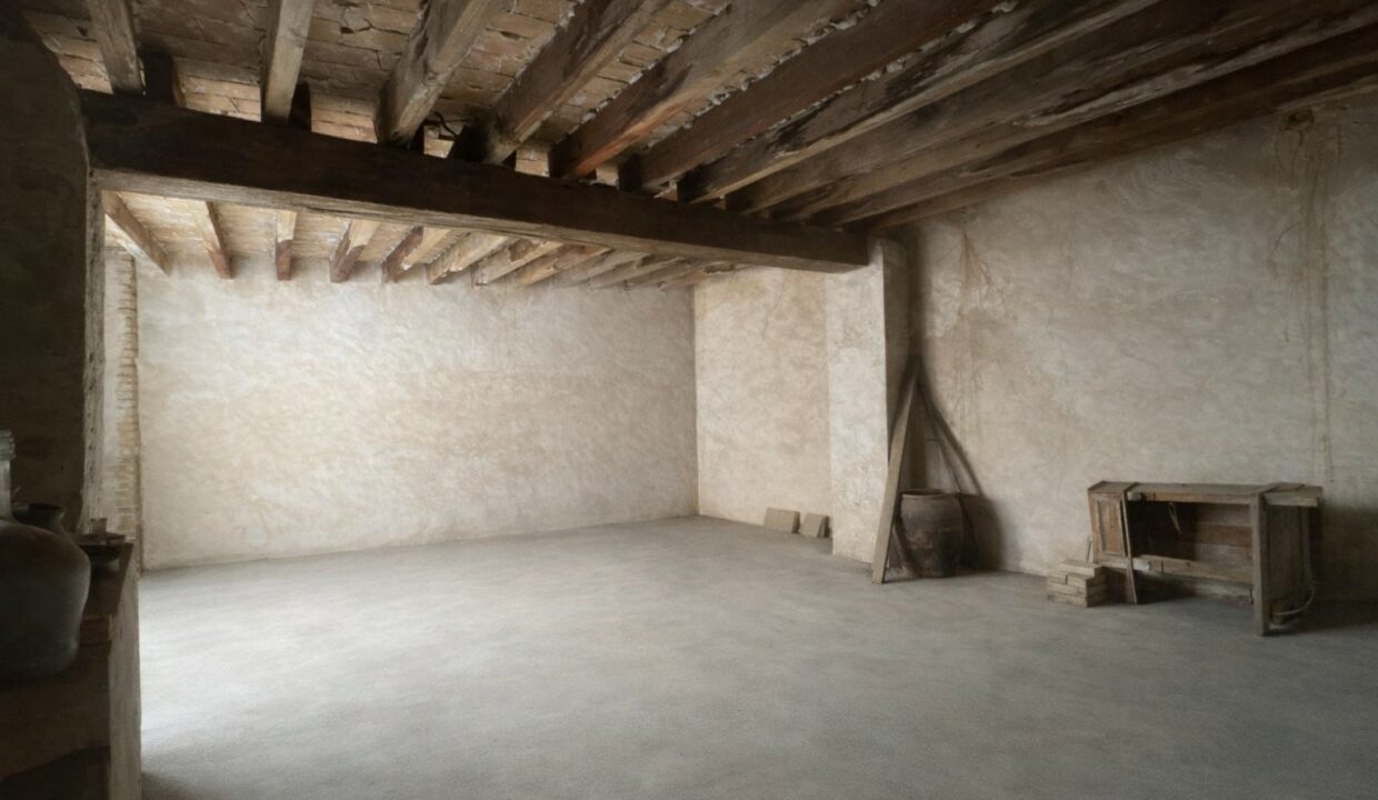 Sala en construcción con luz natural