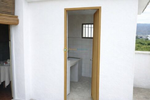 Sala limpia y luminosa al aire libre