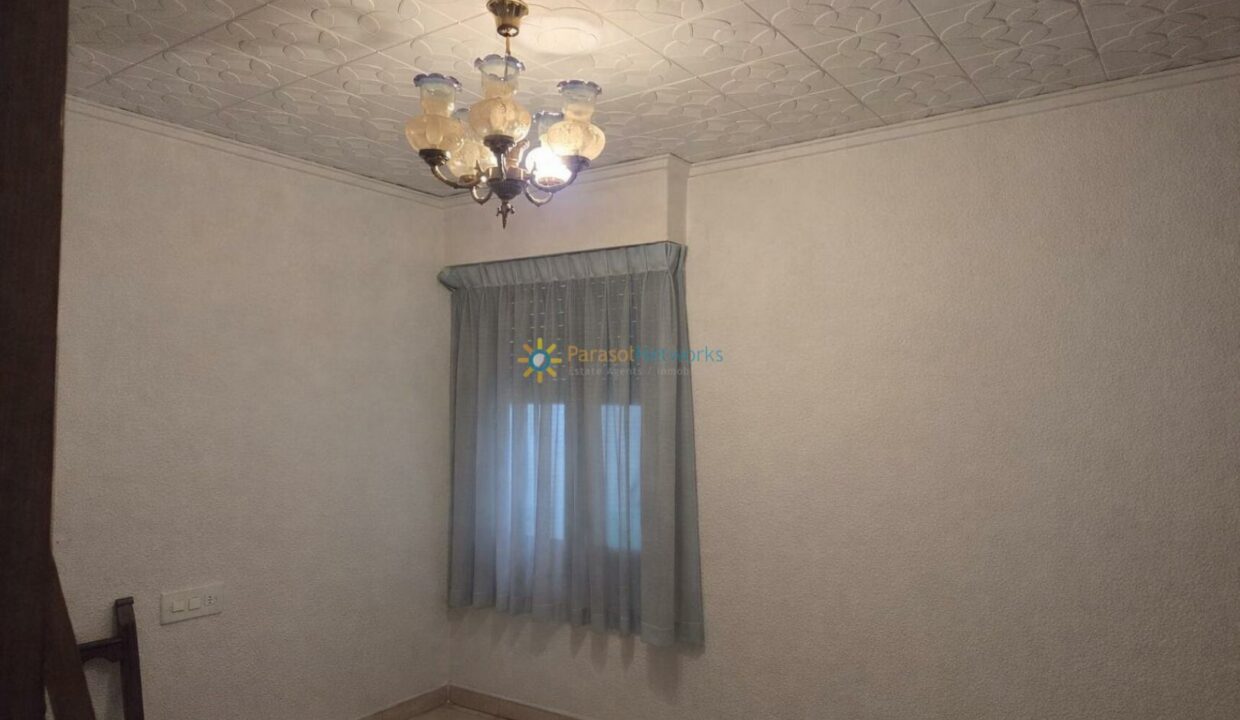 Sala luminosa con candelabro vintage