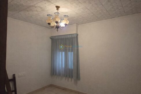 Sala luminosa con candelabro vintage