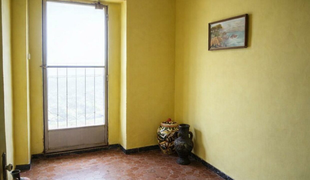 Sala luminosa con detalles decorativos