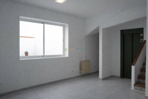 Sala luminosa con escaleras decoradas