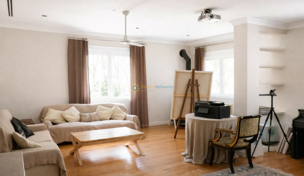 Sala luminosa con espacio artístico