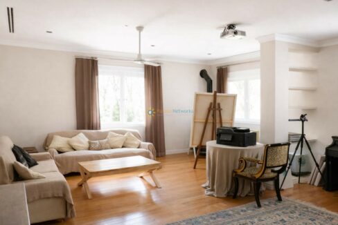 Sala luminosa con espacio artístico