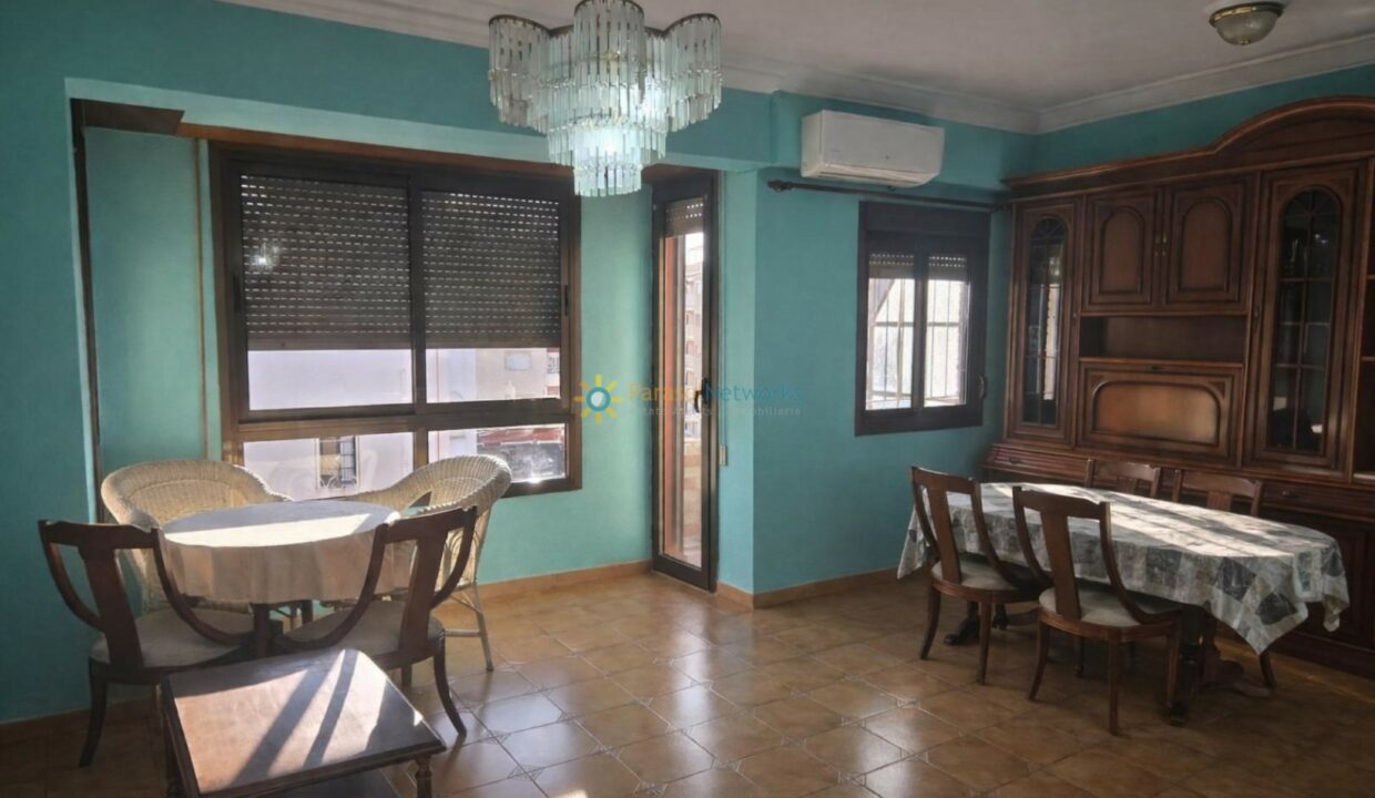 Sala luminosa con muebles de madera