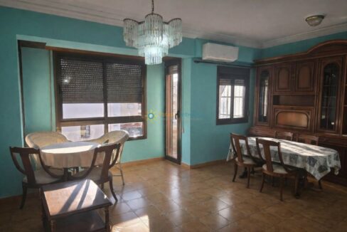 Sala luminosa con muebles de madera