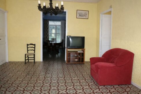 Sala luminosa con sillas y televisión