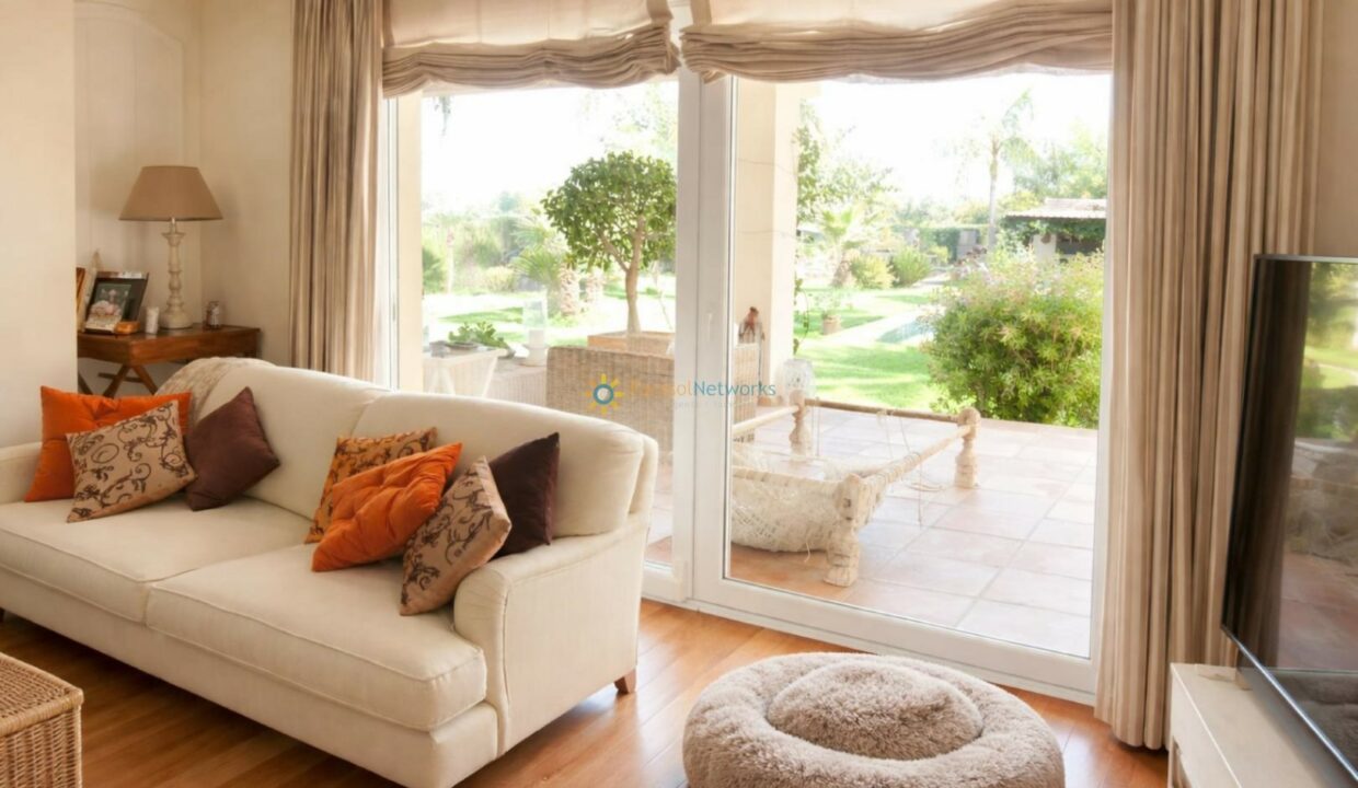 Sala luminosa con vistas al jardín