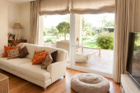 Sala luminosa con vistas al jardín