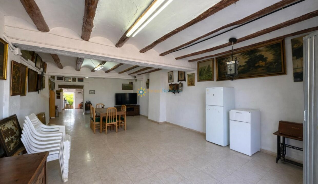 Sala luminosa de estilo rústico