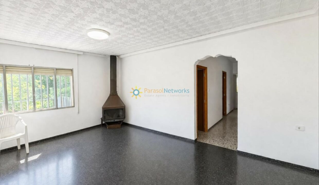 Sala luminosa y minimalista con chimenea